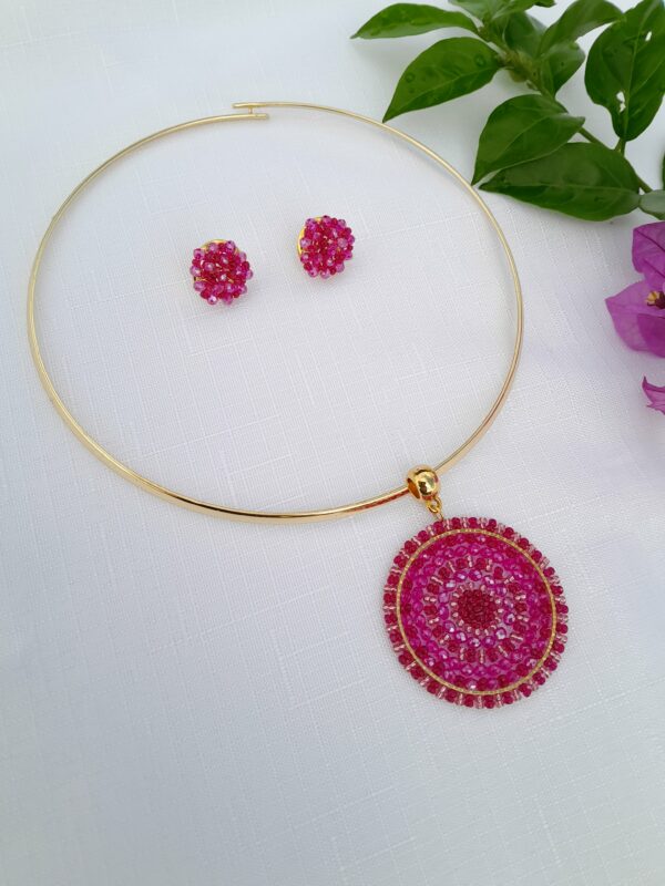 Conjunto de collar redondo - aretes redondos color fucsia